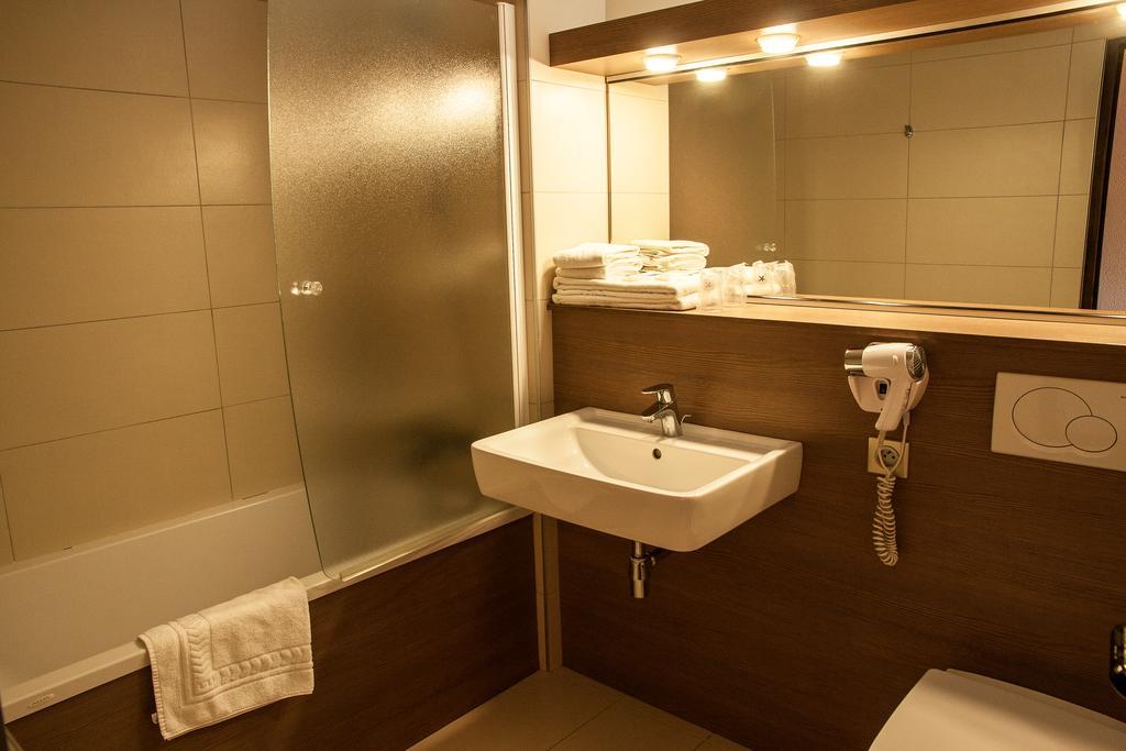Hotel Les Amandiers Турнон-сюр-Рон Екстериор снимка